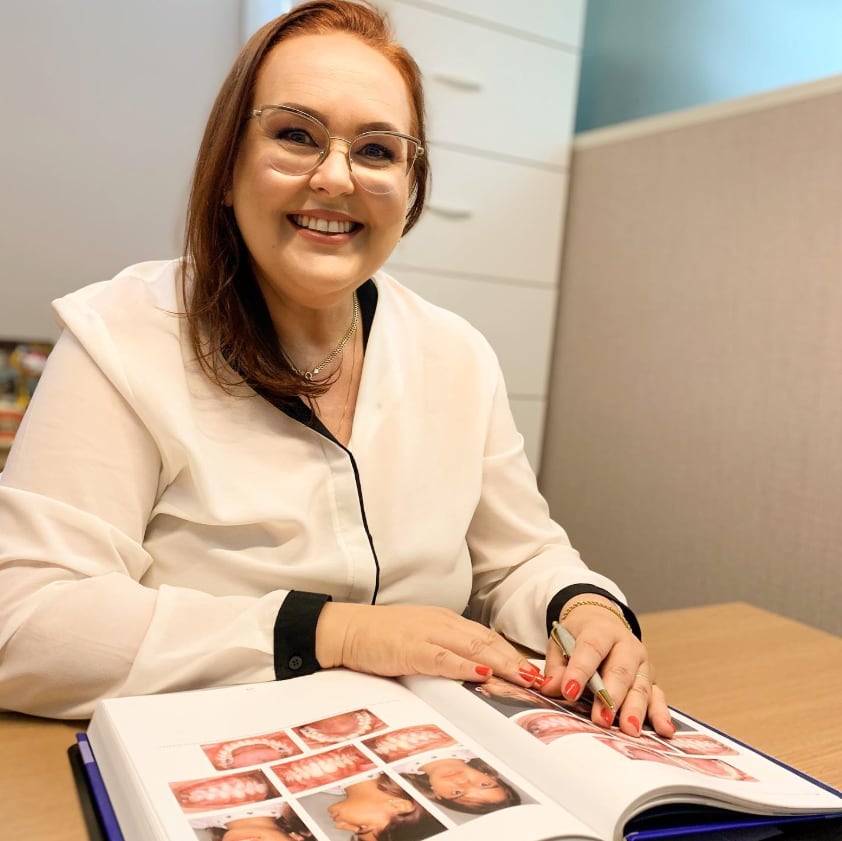 Dra. Cibele estudando casos de ortodontia