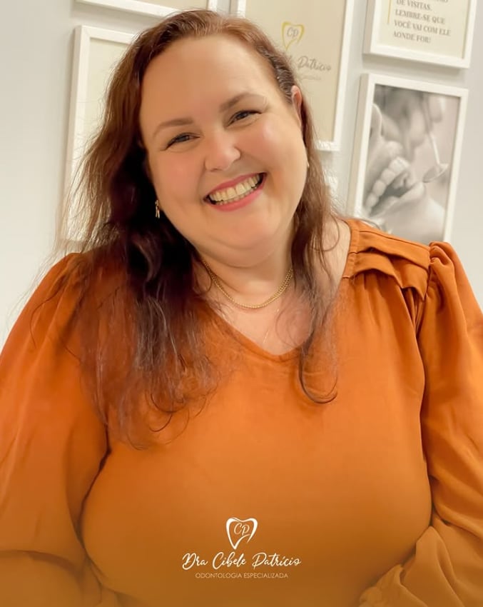 Dra. Cibele Patrício sorrindo no consultório